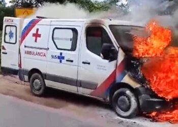 Ambulância é consumida pelo fogo quando trafegava pela BR 116 Norte