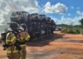 Caminhão-cegonha com carros elétricos pega fogo na BR 101 e interdita rodovia no trecho de Alagoinhas