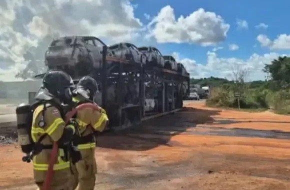 Caminhão-cegonha com carros elétricos pega fogo na BR 101 e interdita rodovia no trecho de Alagoinhas