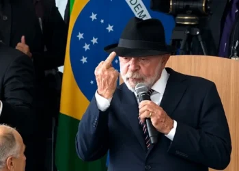 Lula mostra dedo do meio em discurso no Palácio do Planalto: ‘Aqui para eles’