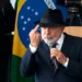 Lula mostra dedo do meio em discurso no Palácio do Planalto: ‘Aqui para eles’