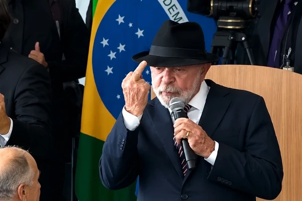 Lula mostra dedo do meio em discurso no Palácio do Planalto: ‘Aqui para eles’