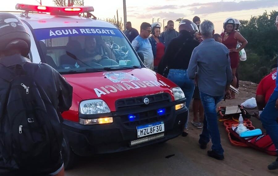 Mulher sofre dupla fratura exposta em colisão entre motocicletas na BA-409 e é transferida para unidade de maior complexidade