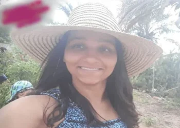 Mulher morre após motocicleta ser atingida por carro na BR-407. Homem ficou ferido