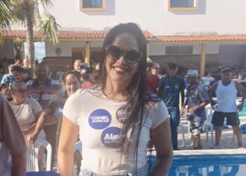 Retirolândia  – Após ser citada quatro vezes por Daniel Alencar em discurso, saiba quem é Carol Gouveia