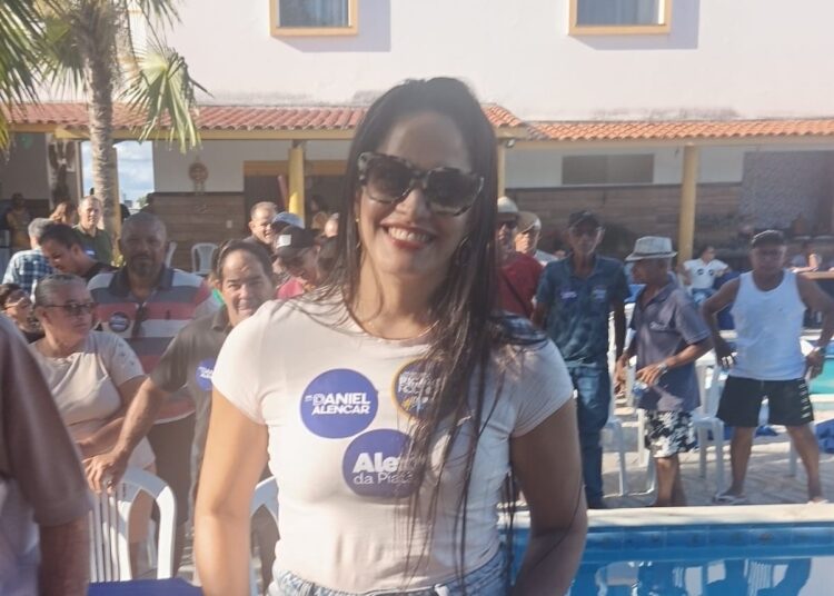 Retirolândia  – Após ser citada quatro vezes por Daniel Alencar em discurso, saiba quem é Carol Gouveia