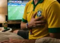 Cardiologista explica como torcer pelo Brasil sem colocar a saúde em risco durante jogos decisivos