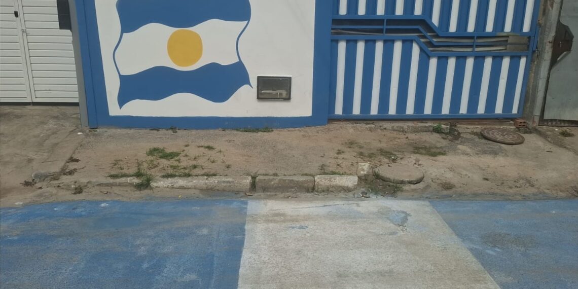 Baiano torcedor da Argentina pinta casa nas cores da seleção