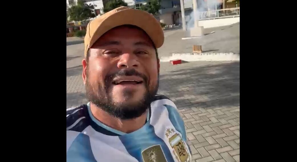 Coiteense torcedor da Argentina desde criança comemora classificação para as quartas de final soltando fogos em frente à igreja