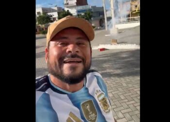Coiteense torcedor da Argentina desde criança comemora classificação para as quartas de final soltando fogos em frente à igreja