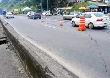 Trechos da BR-324 são interditados após afundamento de pista e acidente com carreta