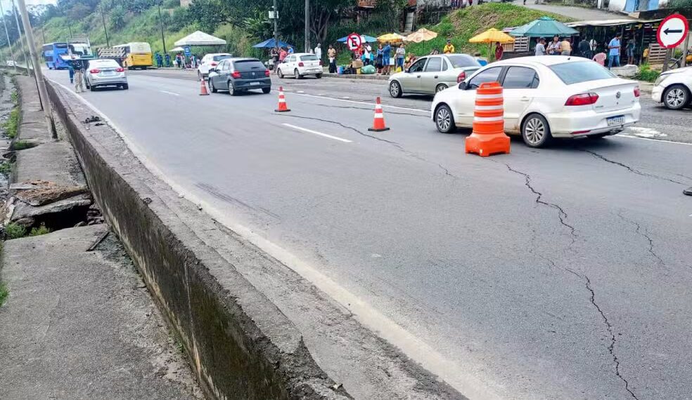 Trechos da BR-324 são interditados após afundamento de pista e acidente com carreta