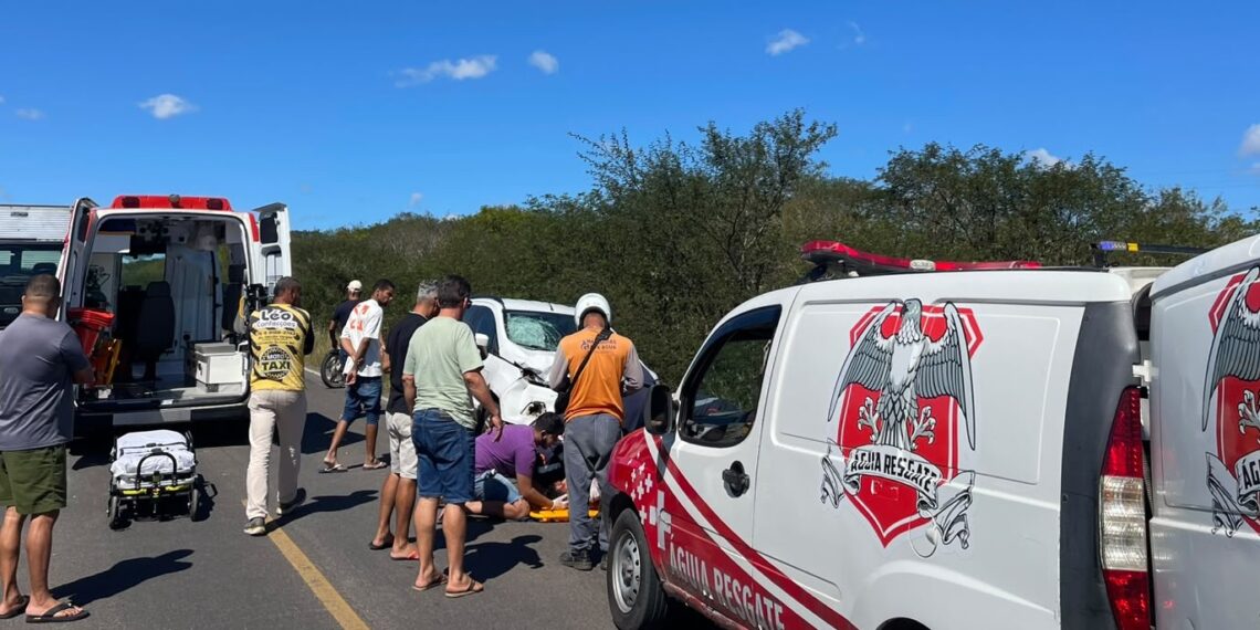 Jovem fica gravemente ferido em colisão envolvendo motocicleta e carro na BA 409