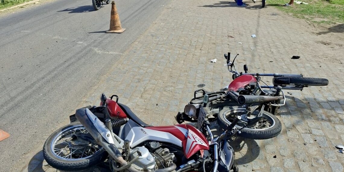 Colisão entre duas motos deixa três feridos na BA 120