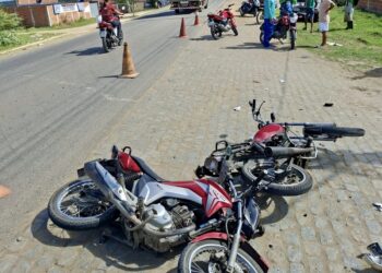 Colisão entre duas motos deixa três feridos na BA 120