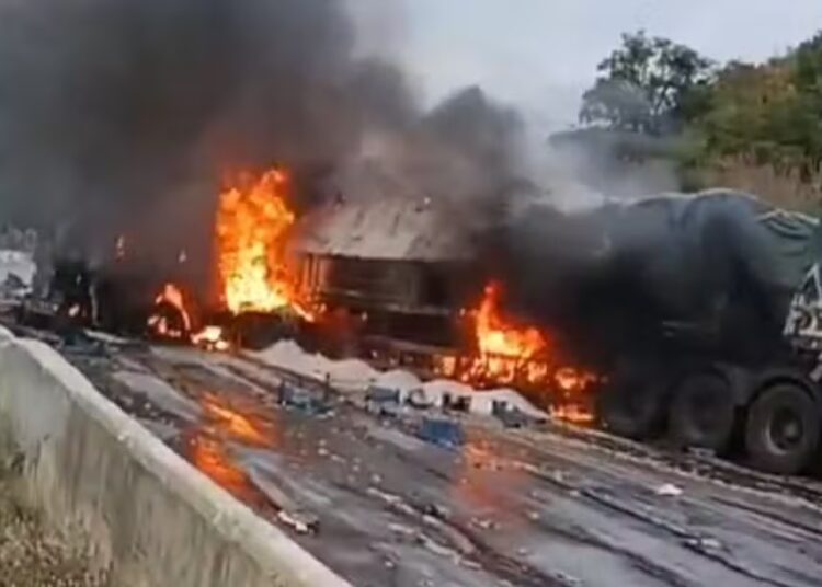 MG – Motorista morre em acidente entre duas carretas e um caminhão na BR-251
