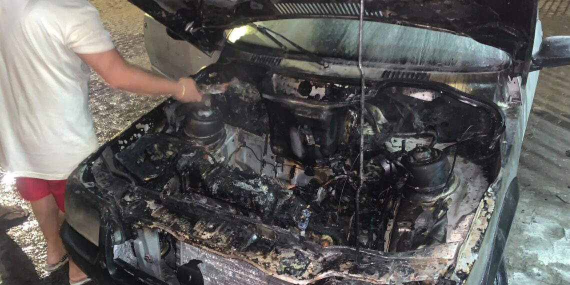 Fiat Uno é parcialmente destruído por incêndio às margens da BA-409