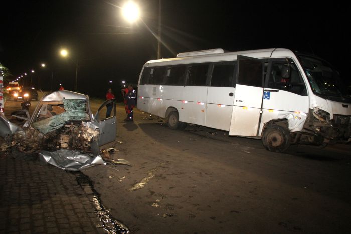 Colisão entre Ford Fiesta e micro-ônibus deixa vários feridos na BA-409; motorista do carro menor fica em estado grave