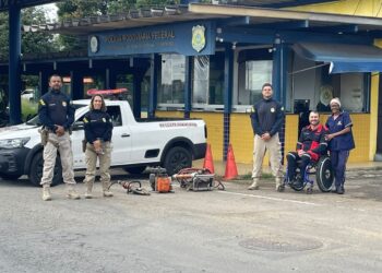 Águia Resgate recebe da PRF desencarcerador e tesoura hidráulica para reforçar salvamentos em acidentes