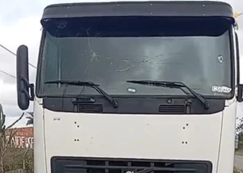 Carreta roubada em Tucano é encontrada em Capim Grosso com marcas de tiros