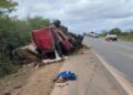 Caminhão tomba na BR-324 após colisão com Renault Duster e Fiat Toro; três pessoas ficam feridas