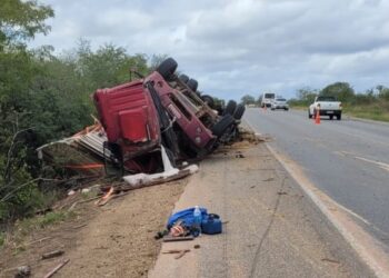 Caminhão tomba na BR-324 após colisão com Renault Duster e Fiat Toro; três pessoas ficam feridas