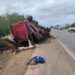 Caminhão tomba na BR-324 após colisão com Renault Duster e Fiat Toro; três pessoas ficam feridas