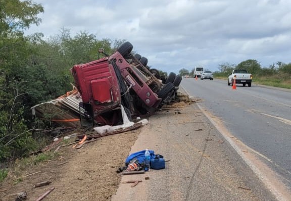 Caminhão tomba na BR-324 após colisão com Renault Duster e Fiat Toro; três pessoas ficam feridas