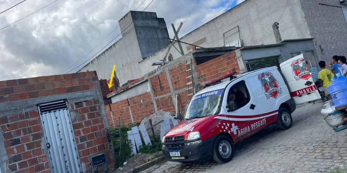 Homem fica ferido após cair de cerca de 4 metros durante trabalho em obra em Conceição do Coité