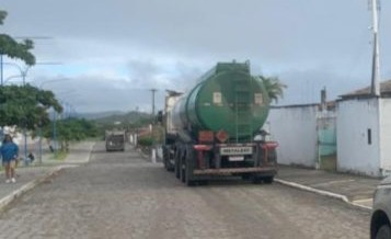 Carreta-tanque roubada em Catu é abandonada na zona rural de Ichu junto com motorista e carona sequestrados