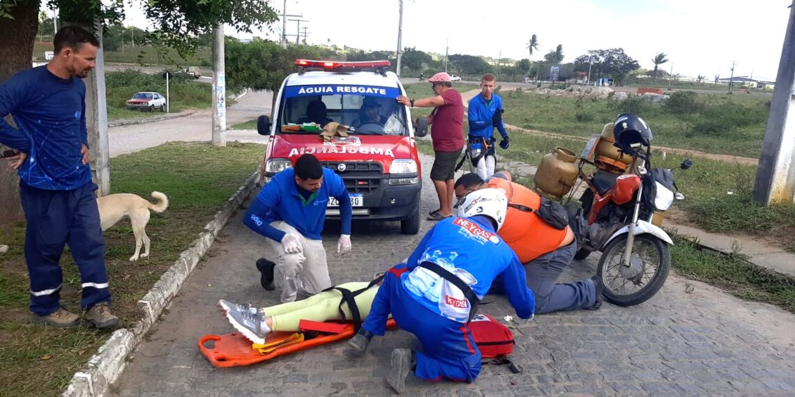 Jovem sofre acidente de moto no Cidade Jardim e é socorrida pela Brigada Águia Resgate