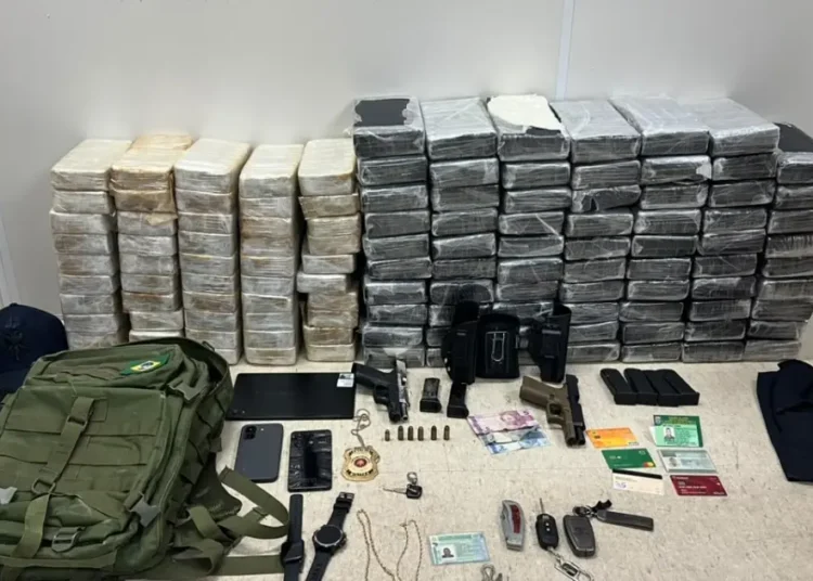 PM lotado em Euclides da Cunha e estudante de Direito são presos com quase 120 kg de drogas em shopping de Salvador