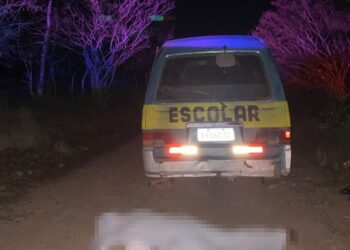 Motorista de transporte escolar é executado por encapuzados na frente de crianças