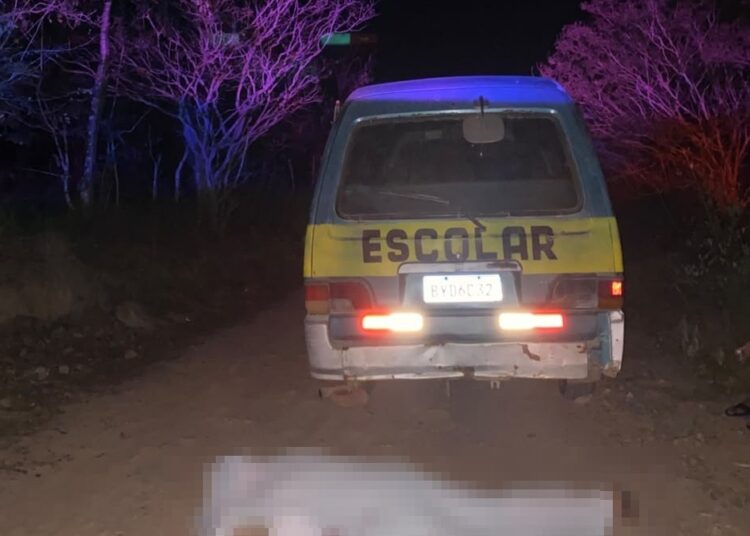Motorista de transporte escolar é executado por encapuzados na frente de crianças