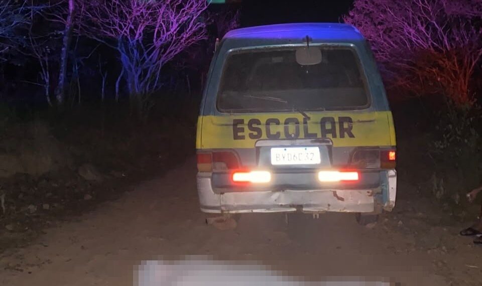Motorista de transporte escolar é executado por encapuzados na frente de crianças