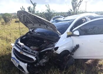 Carro conduzido por dentista capota na BA 120 e fica destruído; a profissional de saúde teve apenas escoriações leves