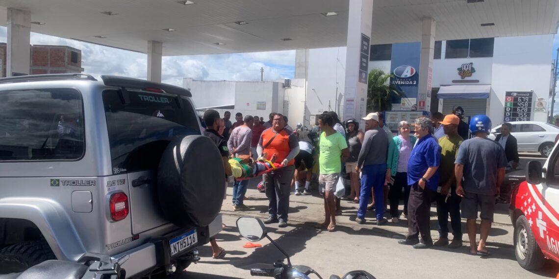 Mãe e filha ficam feridas após colisão entre carro e moto em rotatória de postos de combustíveis em Conceição do Coité