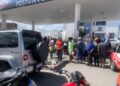 Mãe e filha ficam feridas após colisão entre carro e moto em rotatória de postos de combustíveis em Conceição do Coité