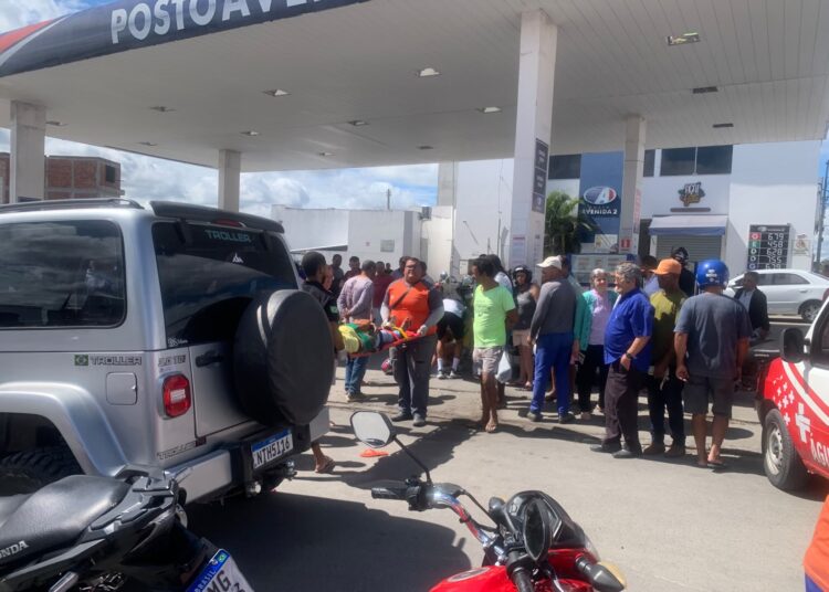 Mãe e filha ficam feridas após colisão entre carro e moto em rotatória de postos de combustíveis em Conceição do Coité