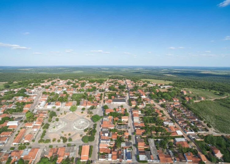Mulher é encontrada morta a facadas dentro de casa; namorado foi preso como suspeito do crime