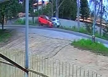 Colisão frontal na BR-116 deixa dois feridos após um dos carros invadir contramão