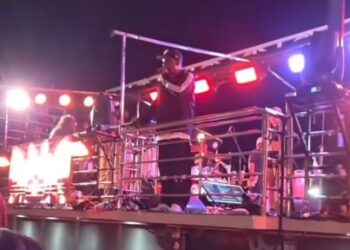 Márcio Victor brada com folião após ser atingido por gelo no Santaluz Fest: ‘Mete no seu c*’