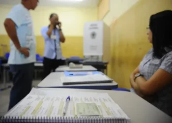 TRE-BA convoca 140 mil mesários; veja como saber se você foi chamado e quais os benefícios da função