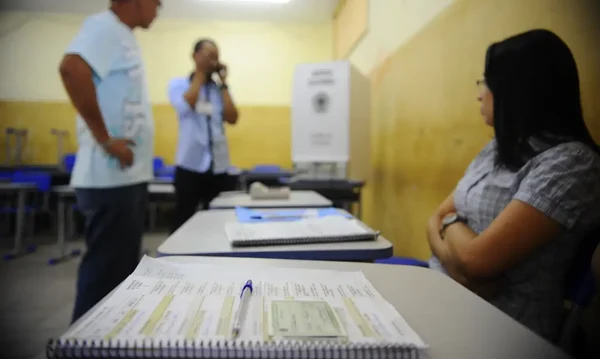 TRE-BA convoca 140 mil mesários; veja como saber se você foi chamado e quais os benefícios da função