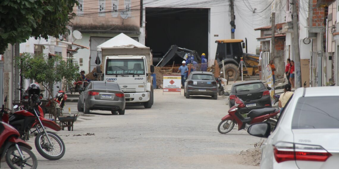 Obras de esgotamento transformam trânsito de Coité em um verdadeiro labirinto e aumentam transtornos para motoristas