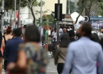Pesquisa aponta que 8 de cada 10 brasileiros têm medo de sair à noite