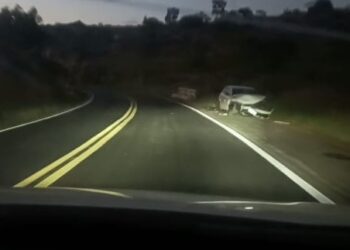 Colisão envolvendo ambulância e Polo na BR 324 deixa mulher morta e outras três pessoas feridas