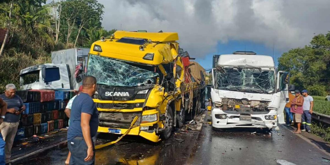 Acidente envolvendo oito veículos deixa trânsito parado na BR-324; engarrafamento chegou a cerca de 10km