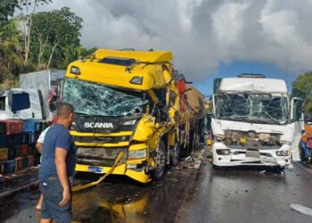 Acidente envolvendo oito veículos deixa trânsito parado na BR-324; engarrafamento chegou a cerca de 10km