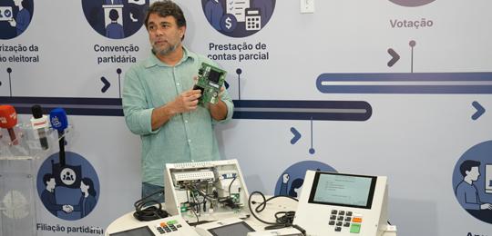 TRE-BA abre urna eletrônica e reforça transparência e segurança do sistema de votação